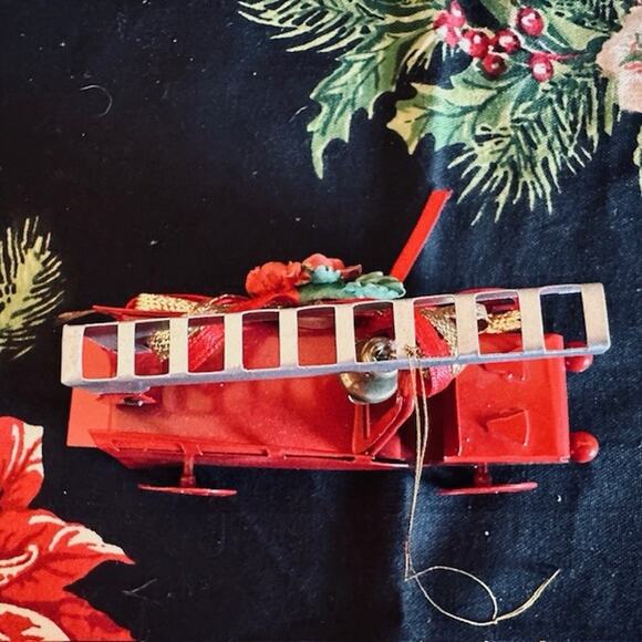 VTG Metal Red Fire Truck w/Ladder Flower Bow Ornament Christmas Holiday - Picture 11 of 14